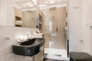 La salle de bains est pourvue d'un lavabo noir et d'une douche. dans l'établissement Le Stanze Di Elle, à Rome 40 autres photos