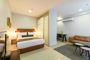 เตียงในห้องที่ Sea Land Suites