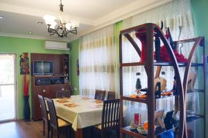 cocina y comedor con mesa y sillas en Sea View villa, en Baku