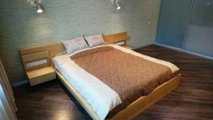 ノヴォシビルスクにあるApartments on Leninaのベッドルーム1室(木製ベッド1台付)