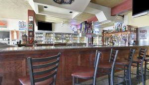 Salon ili bar u objektu America's Best Value Inn-Marion