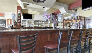 eine Bar mit Stühlen und einer Theke mit Alkoholflaschen in der Unterkunft America's Best Value Inn-Marion in Marion + 12 Fotos