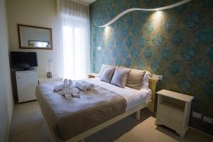 1 dormitorio con 1 cama con toallas en Hotel Lady Mary, en Milano Marittima
