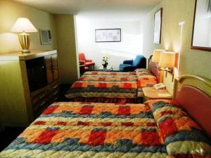 Una habitación de hotel con dos camas y un escritorio. en Hotel San Francisco Irapuato Business Class, en Irapuato 32 fotos más