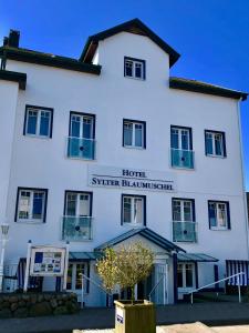 ein großes weißes Gebäude mit den Worten Hotel rührt barnstabel in der Unterkunft Hotel Sylter Blaumuschel in Westerland