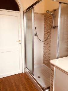 una ducha con puerta de cristal en un baño en New Alguerhouse, en Alghero