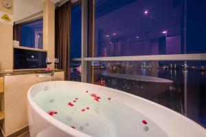 a bathroom with a bath tub and a large window at Pullman Linyi Lushang in Linyi