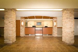 Ο χώρος του λόμπι ή της ρεσεψιόν στο Woodlands Inn & Suites