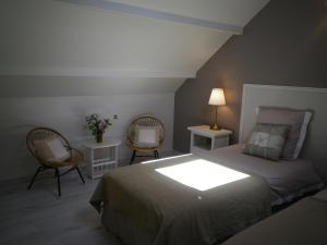 Ένα ή περισσότερα κρεβάτια σε δωμάτιο στο Le Cèdre enchanté