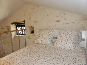 EntrechauxにあるLa Bergerie De Vaisonの壁のある部屋のベッド1台が備わるベッドルーム1室を利用します。
