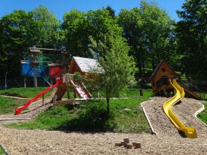 un parque infantil con 2 toboganes y una estructura de juegos en Kamzík Donovaly, en Donovaly