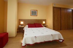 Postel nebo postele na pokoji v ubytování Hotel Restaurante Pontiñas