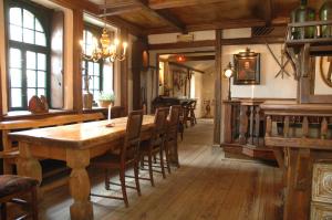 - une salle à manger avec une table et des chaises en bois dans l'établissement Pensjonat Irena, à Sopot