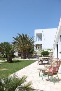 a patio with chairs and tables in a yard at SunsetLoft Vir in Vir