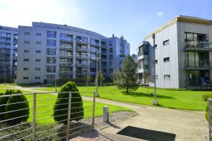 budynek mieszkalny z parkiem przed nim w obiekcie JessApart – Ochota Apartments w Warszawie
