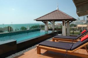 Bazén v ubytování Jomtien Beach Penthouses nebo v jeho okolí