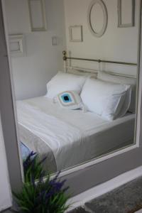 Ein Schlafzimmer mit einem Bett mit in der Unterkunft Persephone in Ioulis