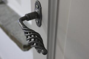 a black door handle on a white door at Persephone in Ioulis