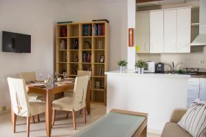 A kitchen or kitchenette at En el corazón de Sevilla junto a la Giralda WIFI
