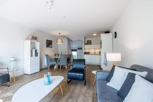 sala de estar con sofá y mesa en Hansa watersport & recreatie en Wilhelminadorp