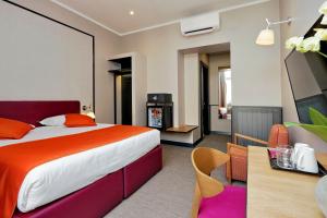 een hotelkamer met een groot bed en een tafel bij Relais Vittoria Colonna in Rome