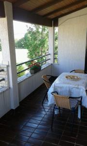 porche con mesa y sillas en el balcón en Apartment Tijano, en Krnica