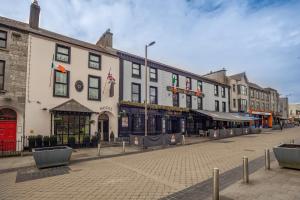 una calle con muchos edificios en una calle de la ciudad en Skeffington Arms Hotel en Galway