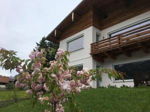 Ogród w obiekcie AlpenglueckGastein - Private mountain lodge