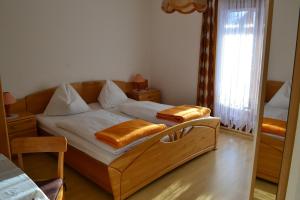 um quarto com uma cama com duas almofadas em Gästehaus Feistritzer em Malta