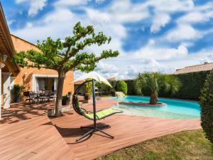 um quintal com uma piscina com um baloiço e um guarda-sol em Luxury holiday home with private pool em Rodilhan