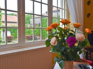Villefranche-du-PérigordにあるHoliday home near a private gardenの窓際に花瓶