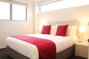 Postel nebo postele na pokoji v ubytování Bealey Plaza Motel