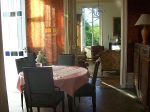 a dining room with a table with a pink table cloth at Château Fontclaire in Pons