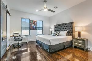 - une chambre avec un lit, un bureau et une chaise dans l'établissement Spacious Loft-Style 3BR Townhouse by Hosteeva, à La Nouvelle-Orléans