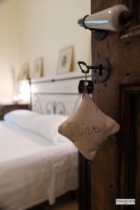 a bedroom with a bed and a key with the wordums on it at Masseria del Vino in Loreto Aprutino