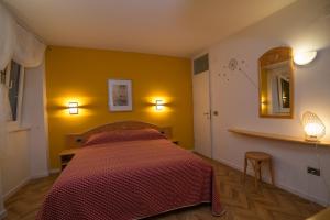 a bedroom with a bed with a red bedspread at Bed&Breakfast Saturn in Veli Lošinj