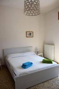 トッレ・コリメナにあるL'Oasi di Francescoのベッドルーム1室(青いタオル付きのベッド1台付)