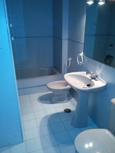 サンシェンショにあるLa Gaviota IIのバスルーム(洗面台、トイレ、鏡付)