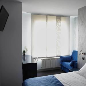 Postel nebo postele na pokoji v ubytování Hostal Averroes
