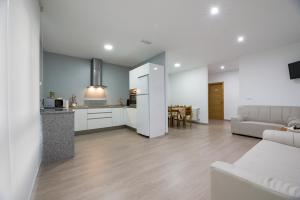 a living room with a couch and a kitchen at A Chousa in Arzúa