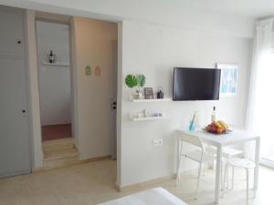 Televízia a/alebo spoločenská miestnosť v ubytovaní Castle & Sea View Apt