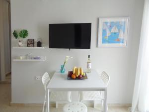 Televízia a/alebo spoločenská miestnosť v ubytovaní Castle & Sea View Apt