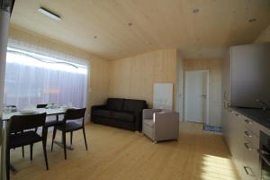 弗拉里Chalet Nr. 50的客厅里有一张桌子和一张沙发