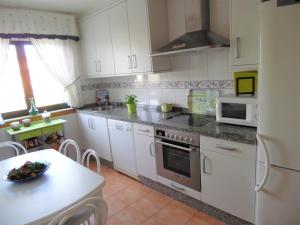 A kitchen or kitchenette at Playa de Altar Barreiros Még 11 kép