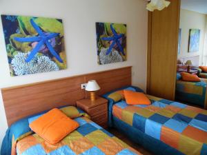 Łóżko lub łóżka w pokoju w obiekcie Playa de Altar Barreiros