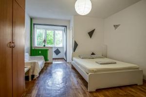 1 dormitorio con 2 camas y ventana en Residence 30, en Bucarest