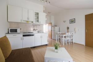 Kuchyňa alebo kuchynka v ubytovaní Apartments Onorina