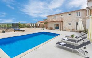 uma villa com uma piscina e uma casa em Villa Famiglia em Selina