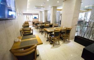 a dining room with tables and chairs in a restaurant at Hotel Viña Del Mar in Rio de Janeiro