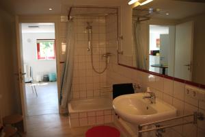 Koupelna v ubytování Charmante Einliegerwohnung + 10 fotografií